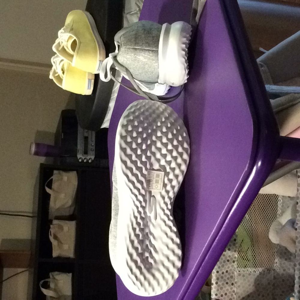 Sneakers - Picture 4 of 7